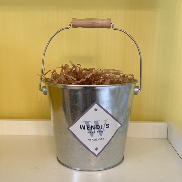 Galvanize silver shinny metal bucket pail w/ handle and paper confetti filler - Picture 4 of 12